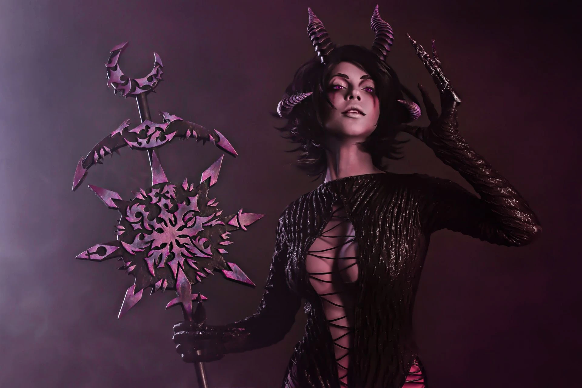 Обворожительный косплей Демонетки Слаанеш из Warhammer 40,000