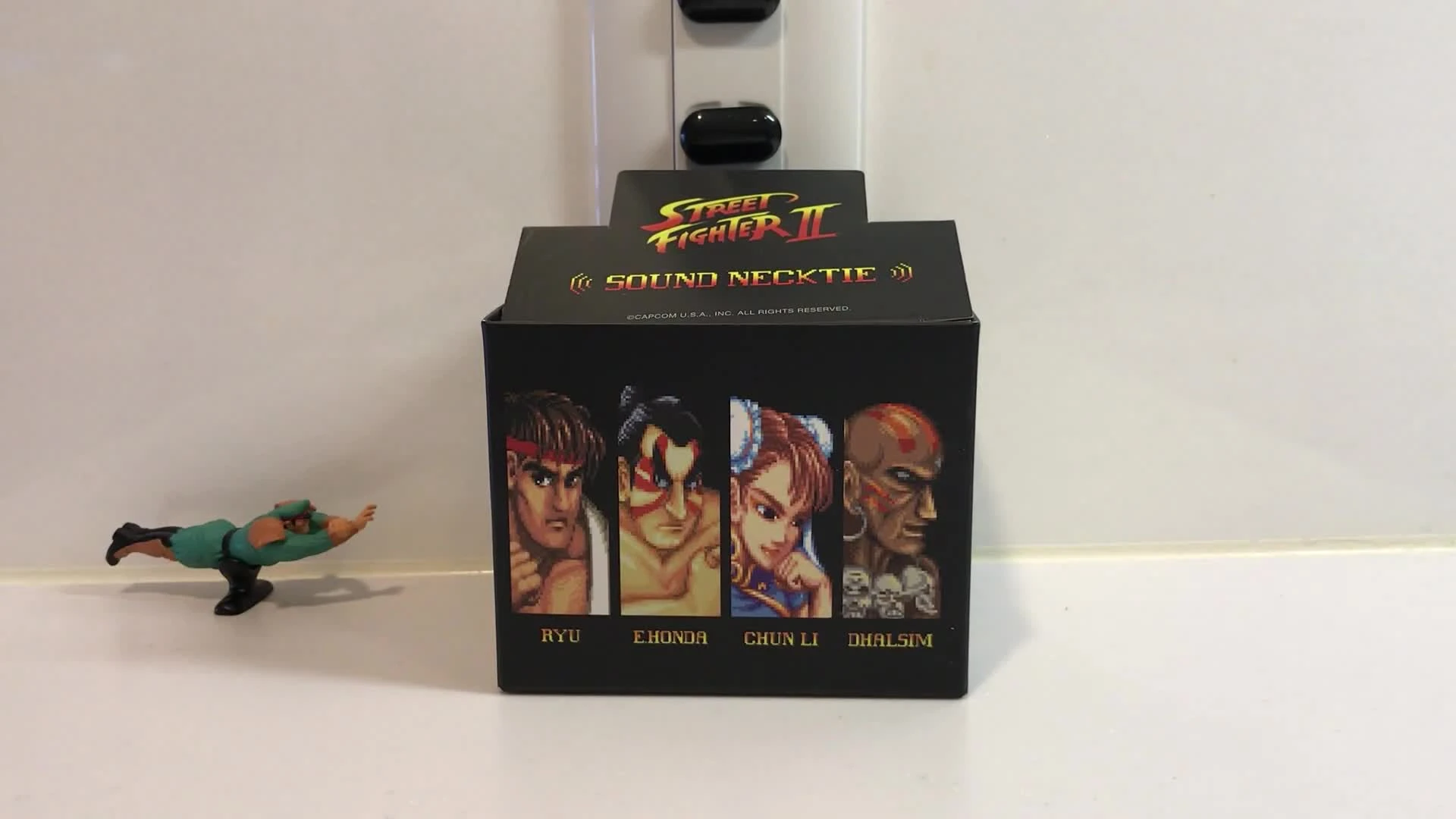 Распаковка коробки с галстуками по Street Fighter 2