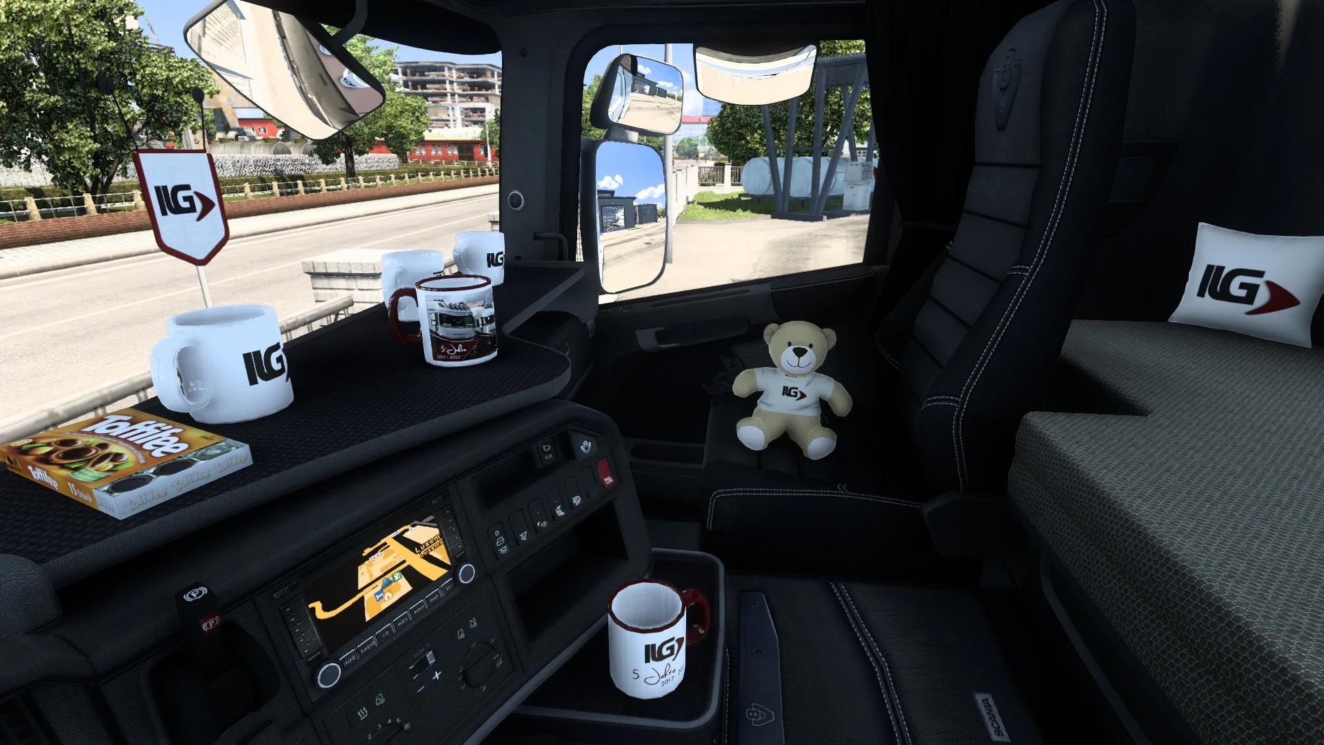 Euro Truck Simulator 2 "Аксессуары в кабину грузовика" [v1.1]