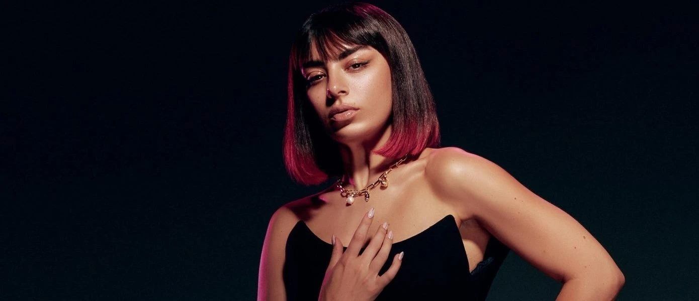 В метавселенной Samsung Superstar Galaxy на платформе Roblox можно выступить на одной сцене с Charli XCX