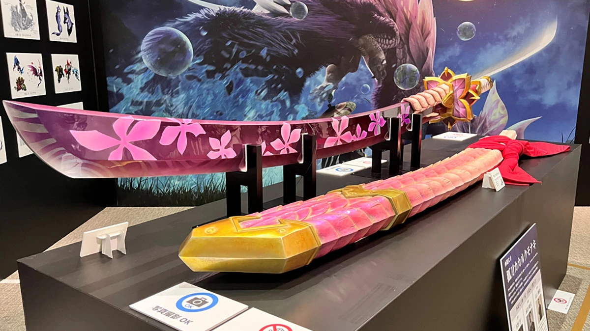 Длинный меч Какару Кумо Наки из Monster Hunter Rise засветился на выставке в Японии