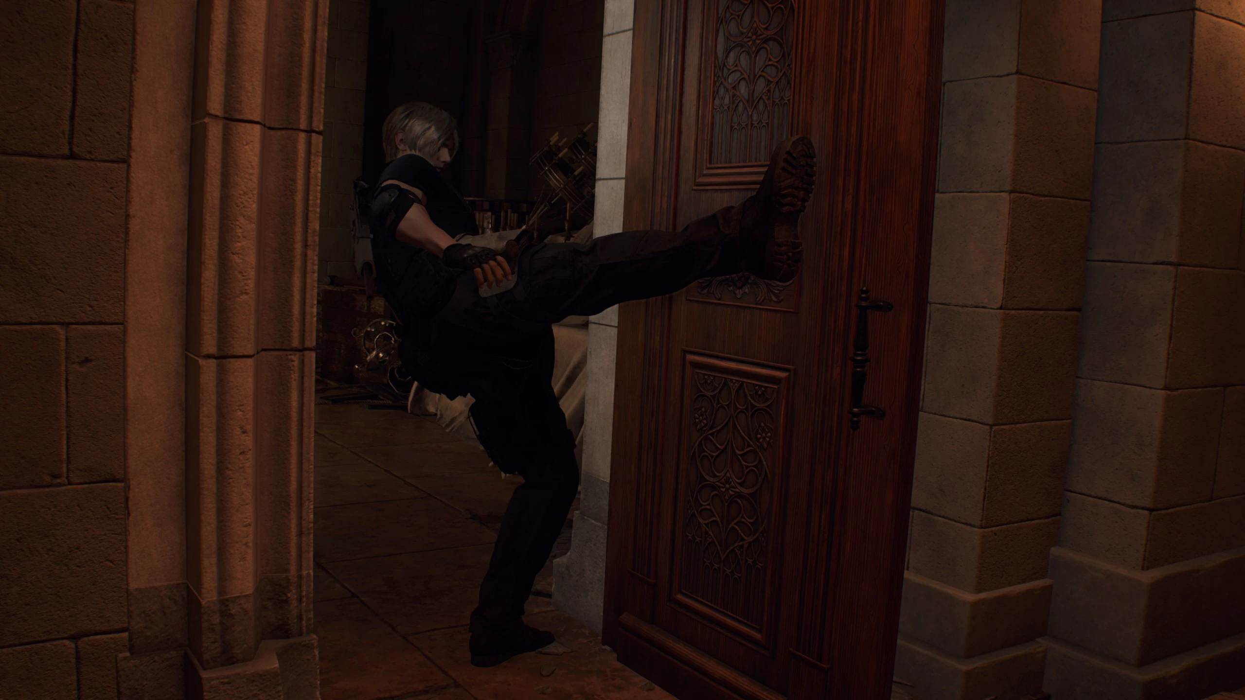 Resident Evil 4 Remake "Открытие дверей с помощью пинка"