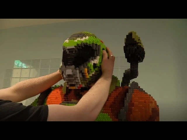 Bethesda Softworks отметила успехи Doom Eternal созданием статуи Палача Рока в реальный рост из LEGO