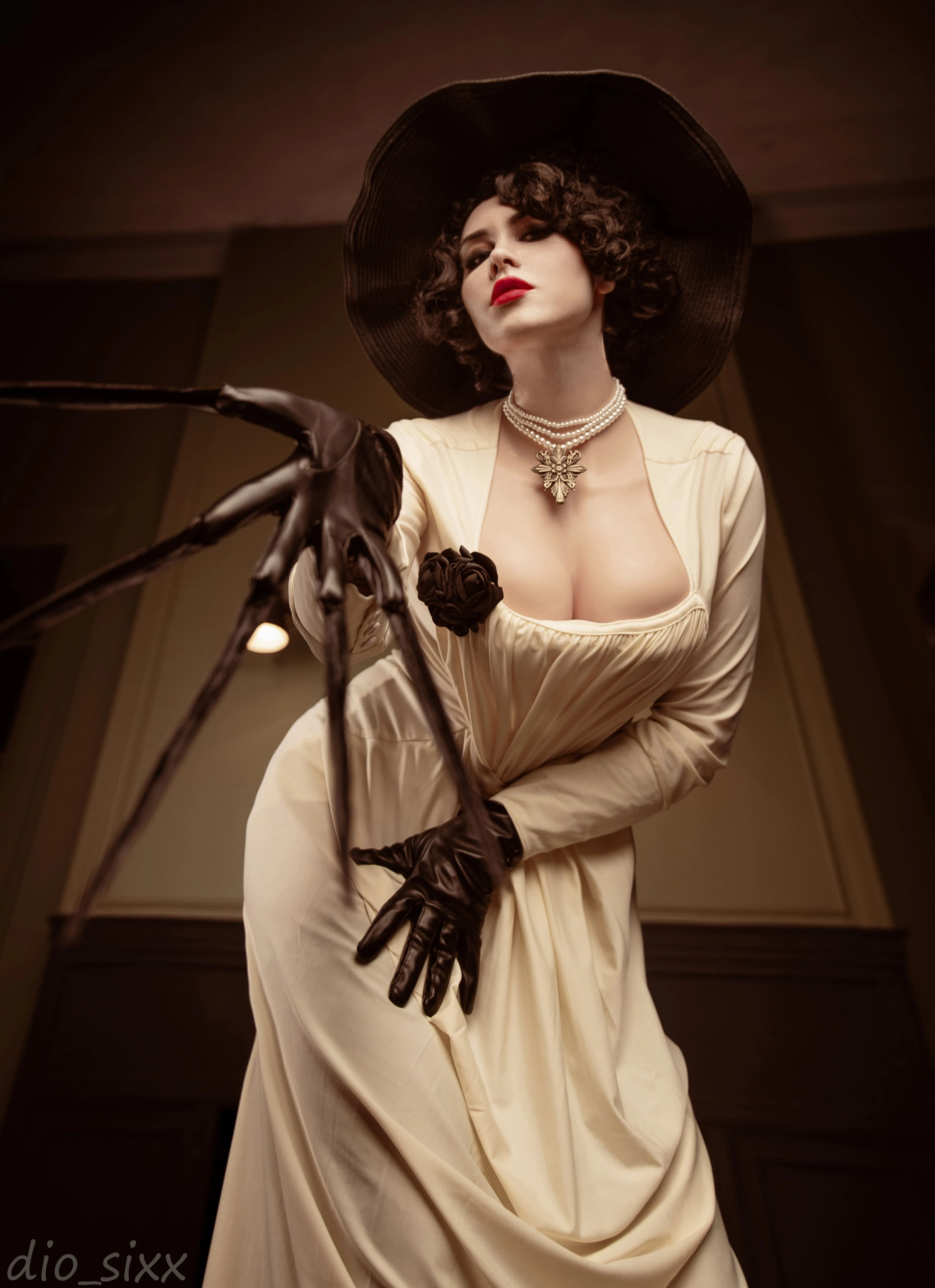 Косплей Леди Димитреску от Саши Dio Sixx