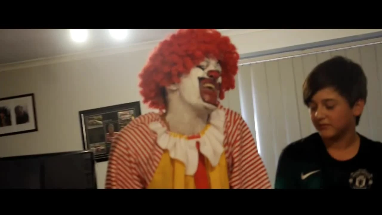 Рональд Магдональд играет Flappy Bird