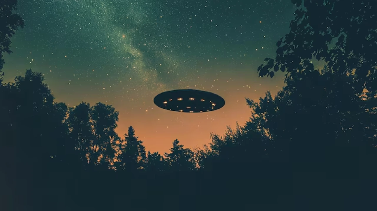Стивен Спилберг тизерит свой предстоящий фильм про НЛО