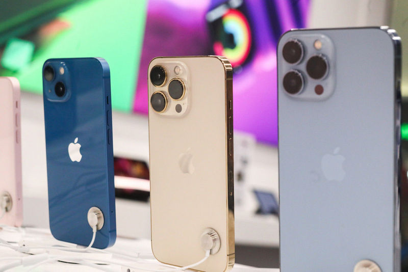 Российские ретейлеры объявили цены на iPhone 15 и iPhone 15 Pro