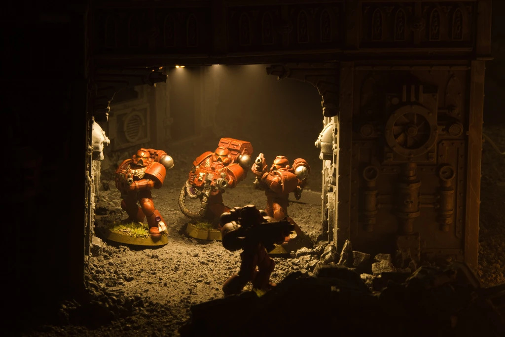 Всем "атмосферного" Warhammer'а 40000, господа!