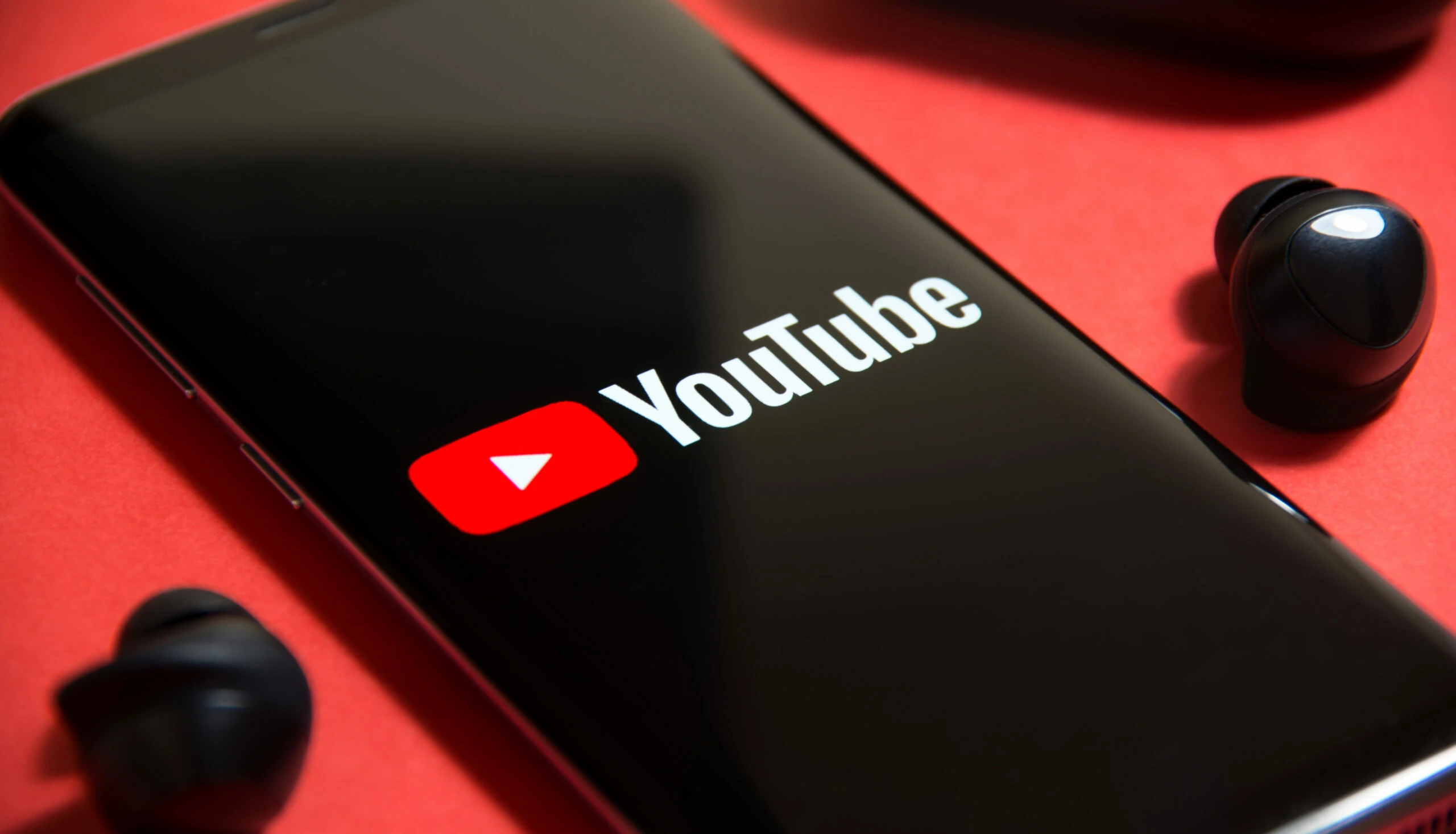 YouTube внедрил выразительные субтитры для передачи эмоций и звуковых эффектов