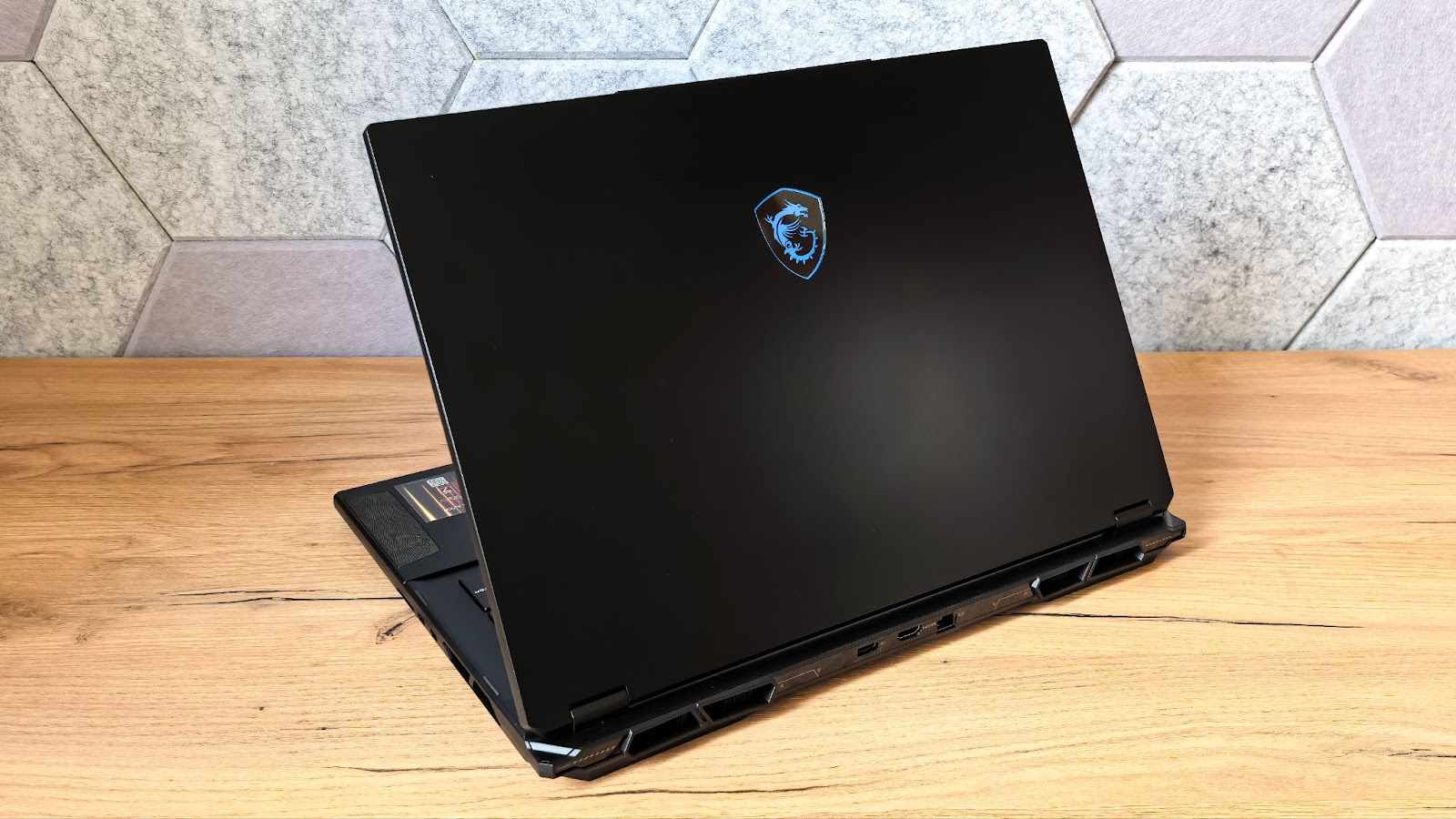 Обзор ноутбука MSI Stealth 18 HX AI - сдержанная мощь нового поколения