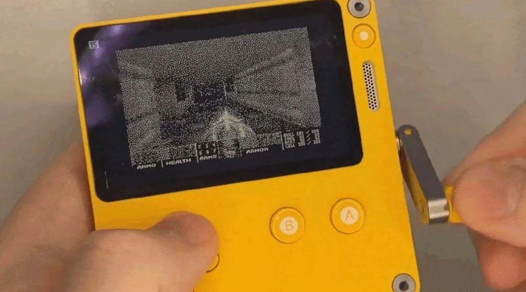 В новой портативной версии Doom можно стрелять из пулемета, вращая заводную рукоять