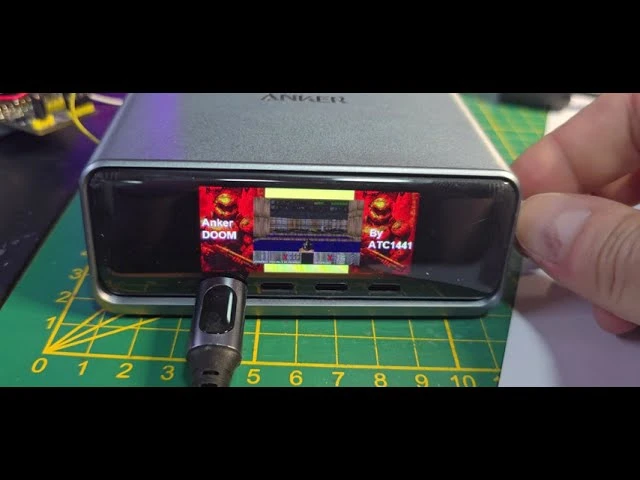 Энтузиаст запустил Doom на 2,26-дюймовом экране зарядной станции Anker