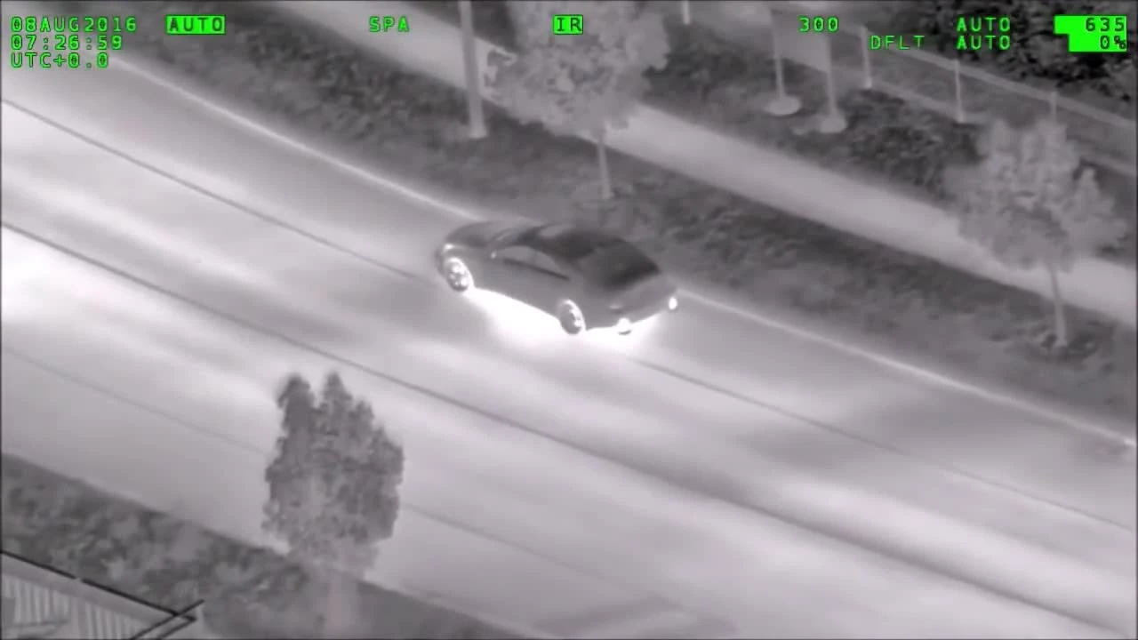 За игроком в Pokemon Go погнались две полицейские машины и вертолет