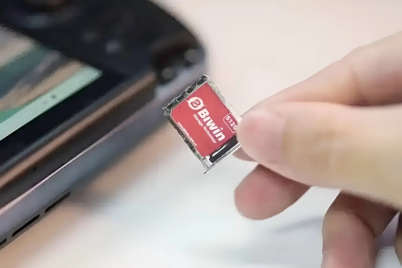 Новые китайские SSD размером с SIM-карту появятся в игровых ПК