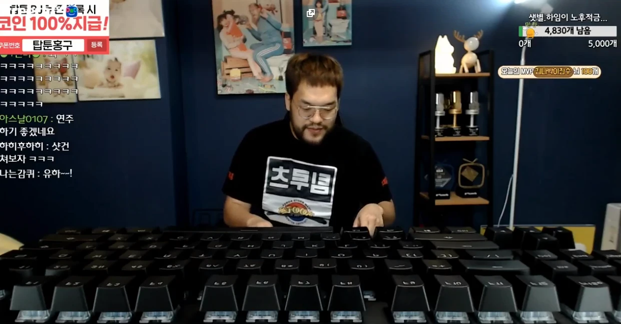 Про-игрок в StarCraft победил в матче, используя двухметровую клавиатуру