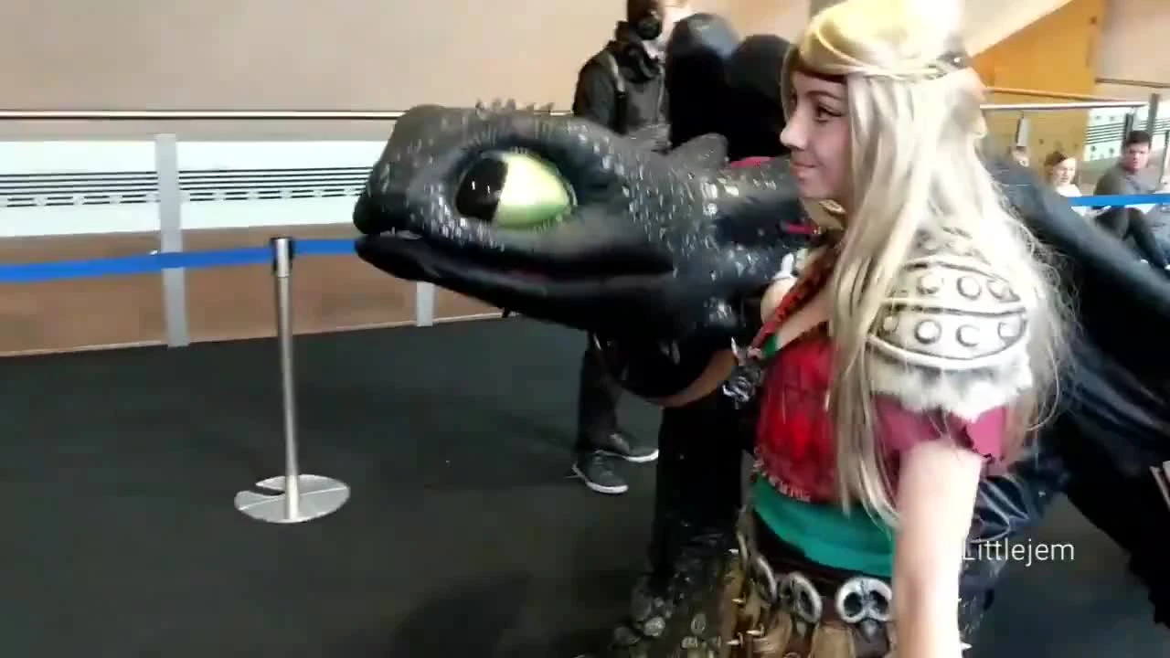 Косплей от LittleJem - Беззубик гуляет по фестивалю