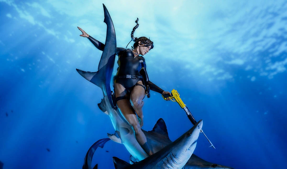 Сексуальная Лара Крофт в образе морской искательницы приключений из Tomb Raider: Underworld представлена в виде статуи