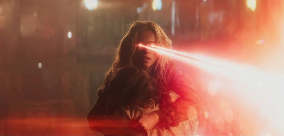 Актерскую игру Милли Алкок в "Супергерл" сравнивали с работами Роберта Дауни-младшего и Криса Эванса