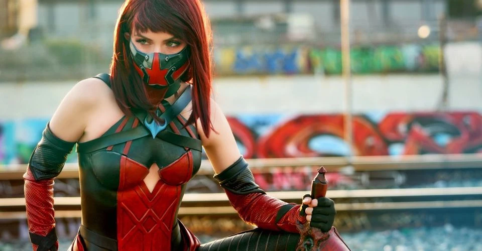 Шикарный косплей Скарлет из Mortal Kombat 11 от Armored Heart Cosplay