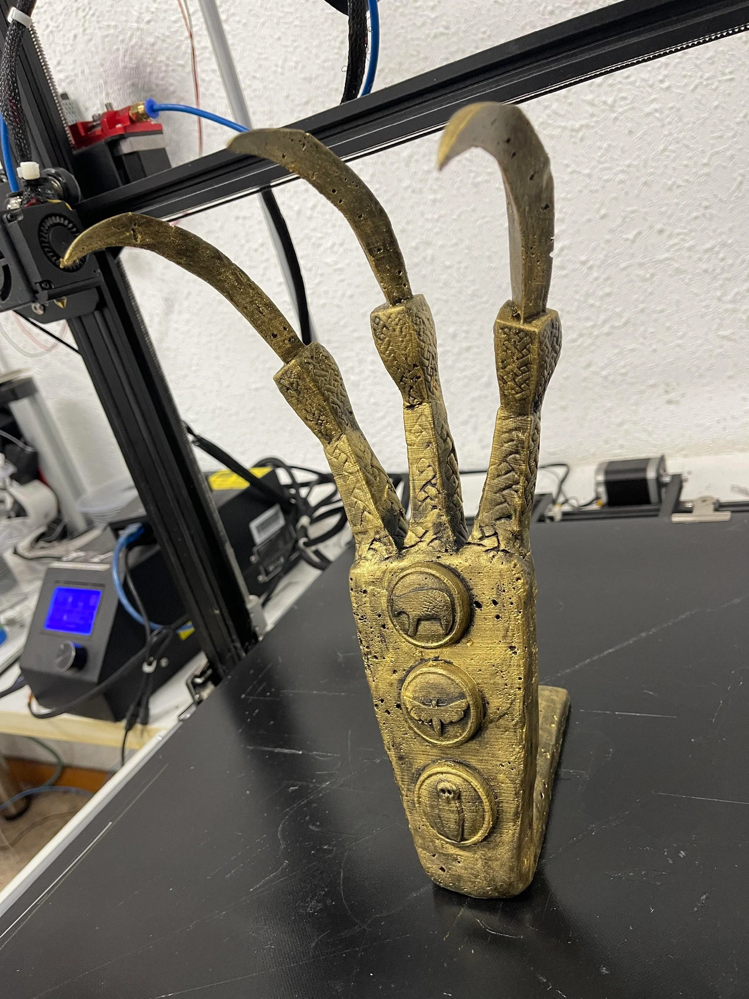 Поклонник Skyrim создал свой собственный Золотой Коготь с помощью 3D-принтера