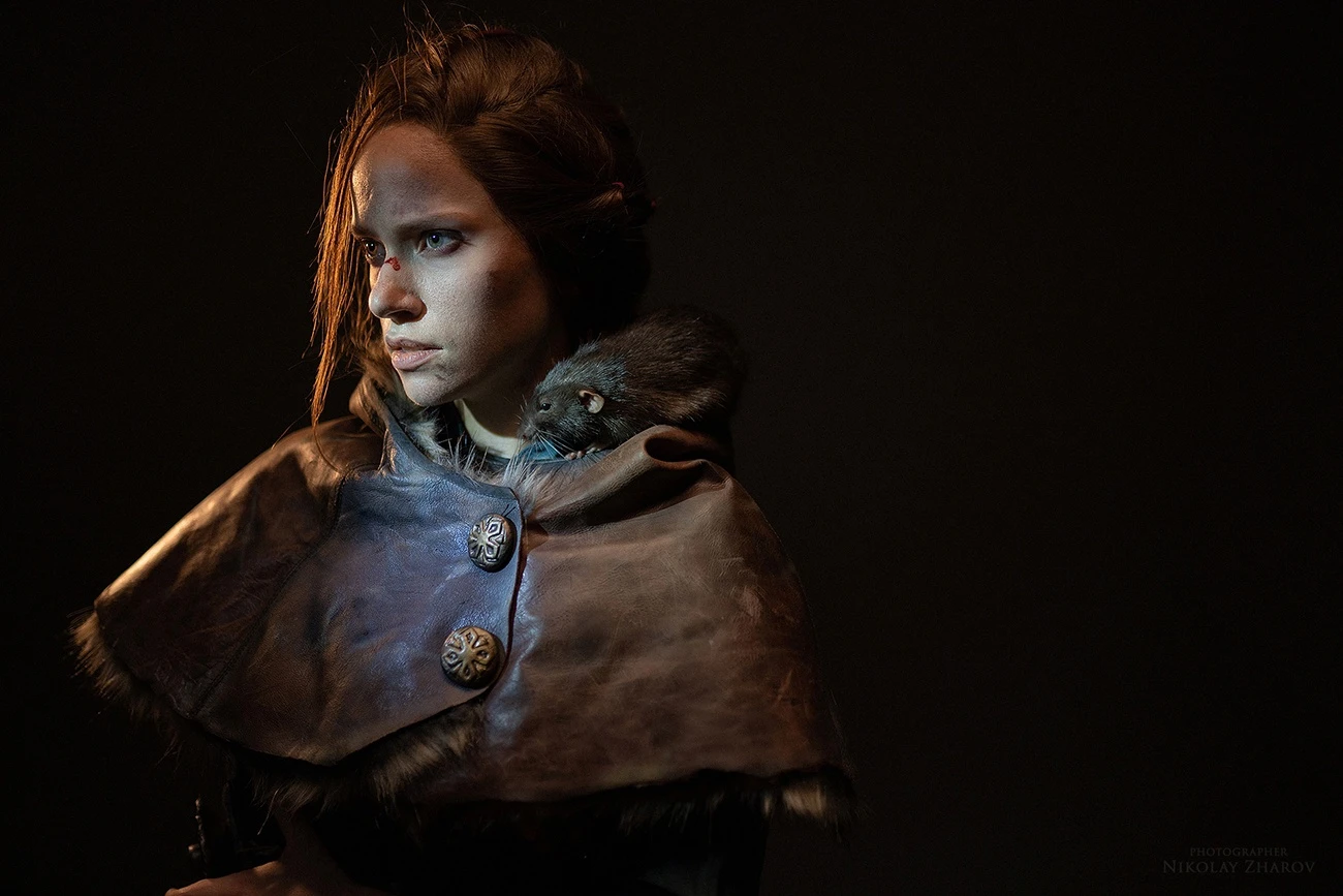 Косплей на персонажа Амиция де Рун из игры A Plague Tale: Innocence