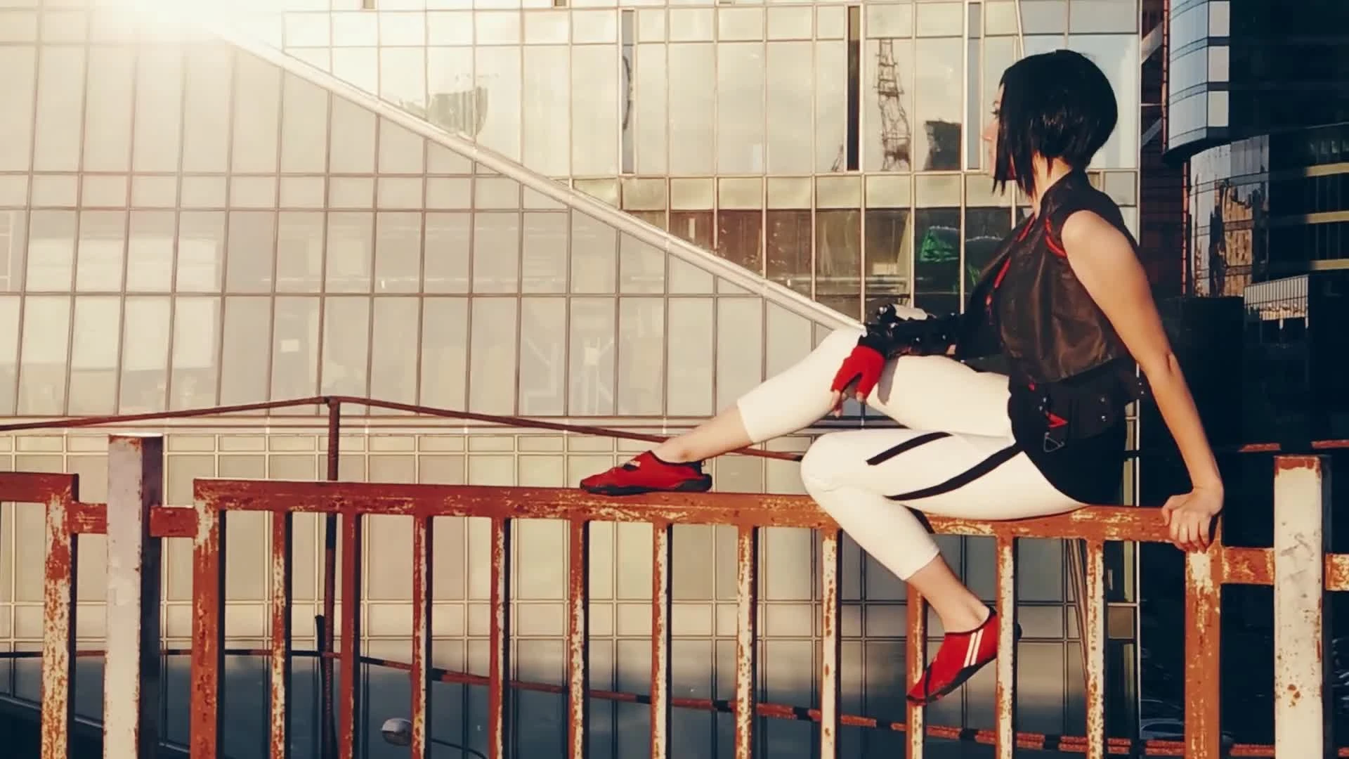 Трейсер в белых штанишках: косплей Фейт из Mirror's Edge