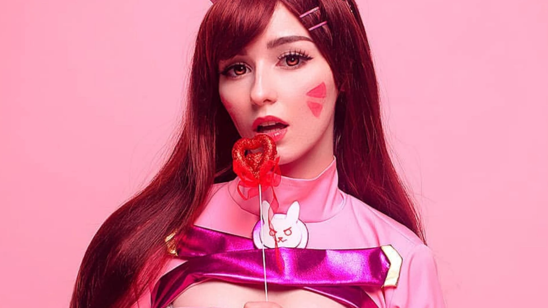 Сексуальный косплей на Диву из Overwatch от российской модели