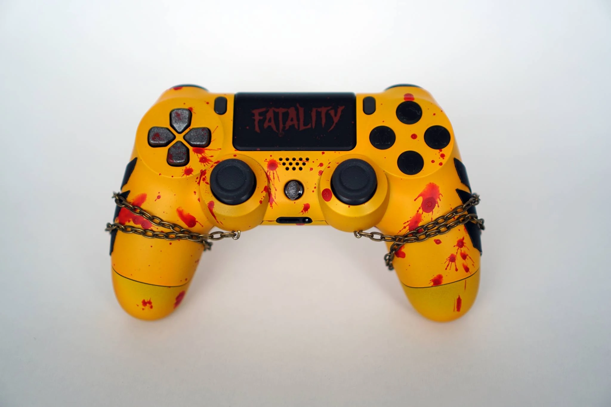 Кастомный DualShock 4 с тематикой Скорпиона из Mortal Kombat 11