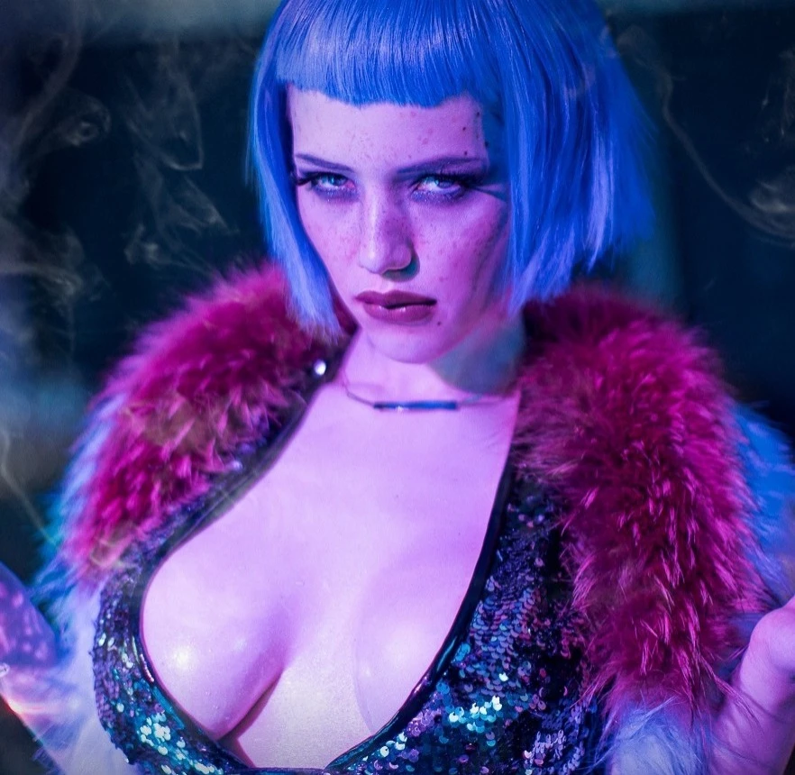 Киберпанк с декольте - косплей на Эвелин Паркер из Cyberpunk 2077