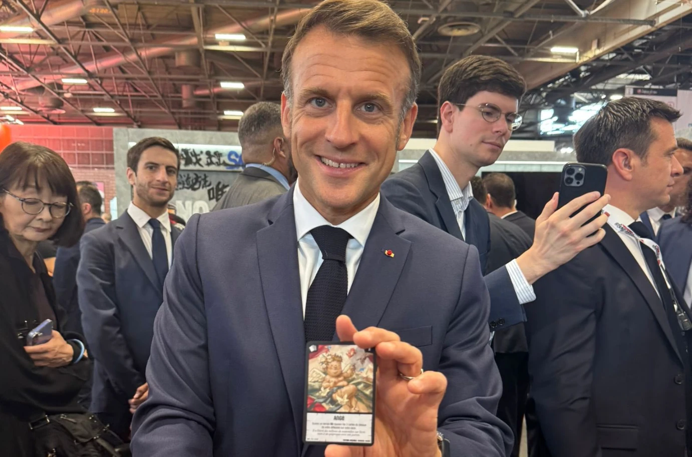 Он фанат: Президент Франции пожаловался что из-за работы не смог посетить чемпионат по Yu-Gi-Oh! Master Duel