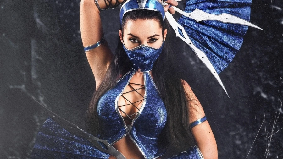 Косплей Китаны из Mortal Kombat (2011)