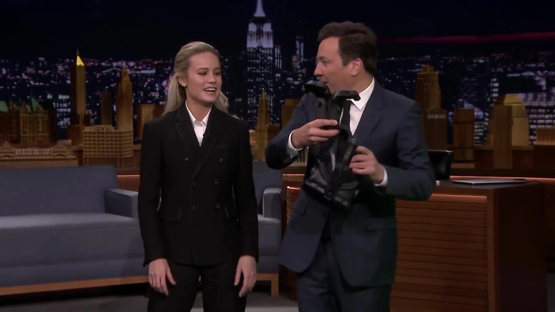 Капитан Марвел играет в Beat Saber