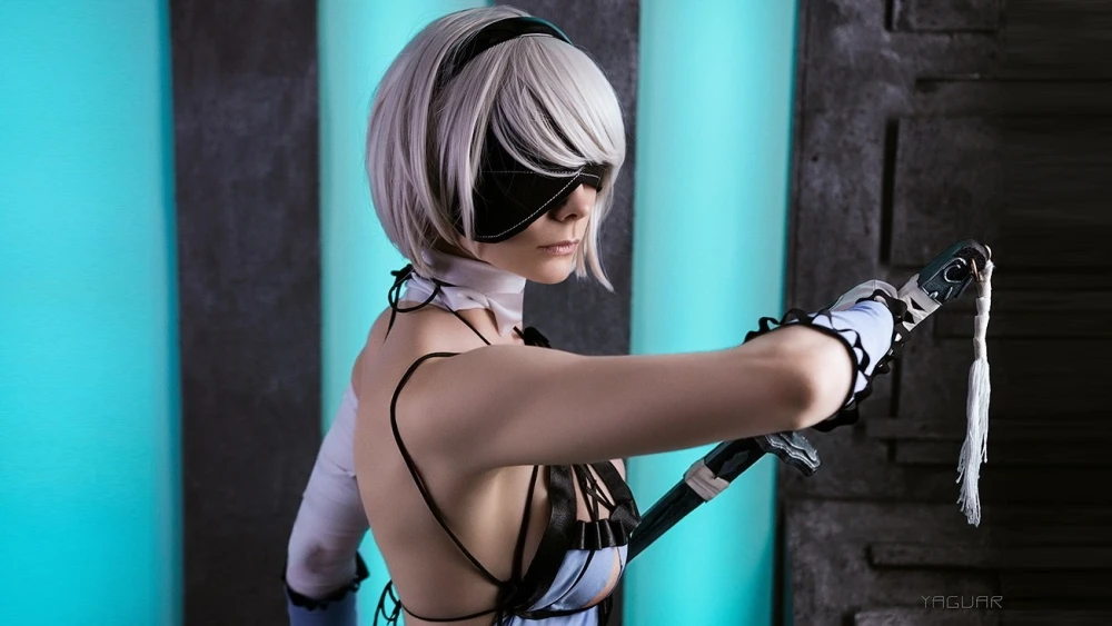 Косплей 2B в образе Кайне из NieR: Automata