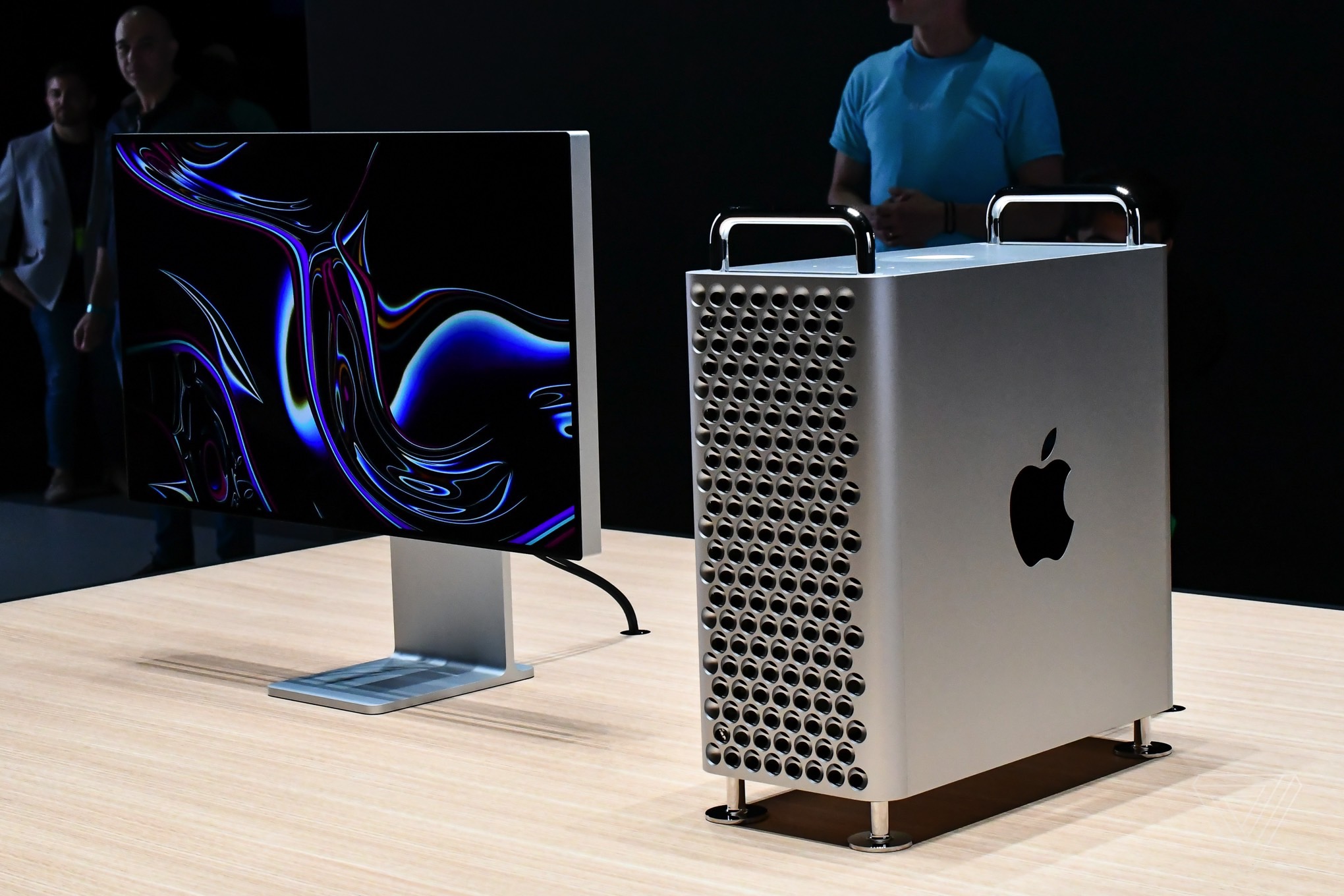 Apple mac pro 2021. Apple xdr 6k. Apple mac pro 2019. Макинтош apple 2019. Колесики apple mac pro.