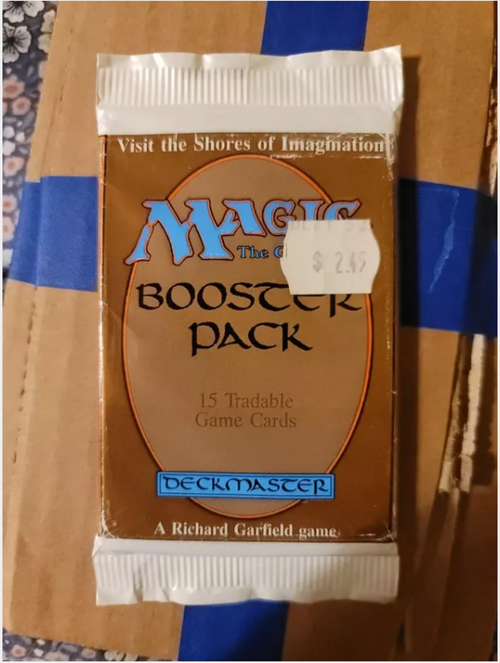 Коллекционер достал из старого бустера Magic: The Gathering "Черный лотос" - он не хотел открывать набор