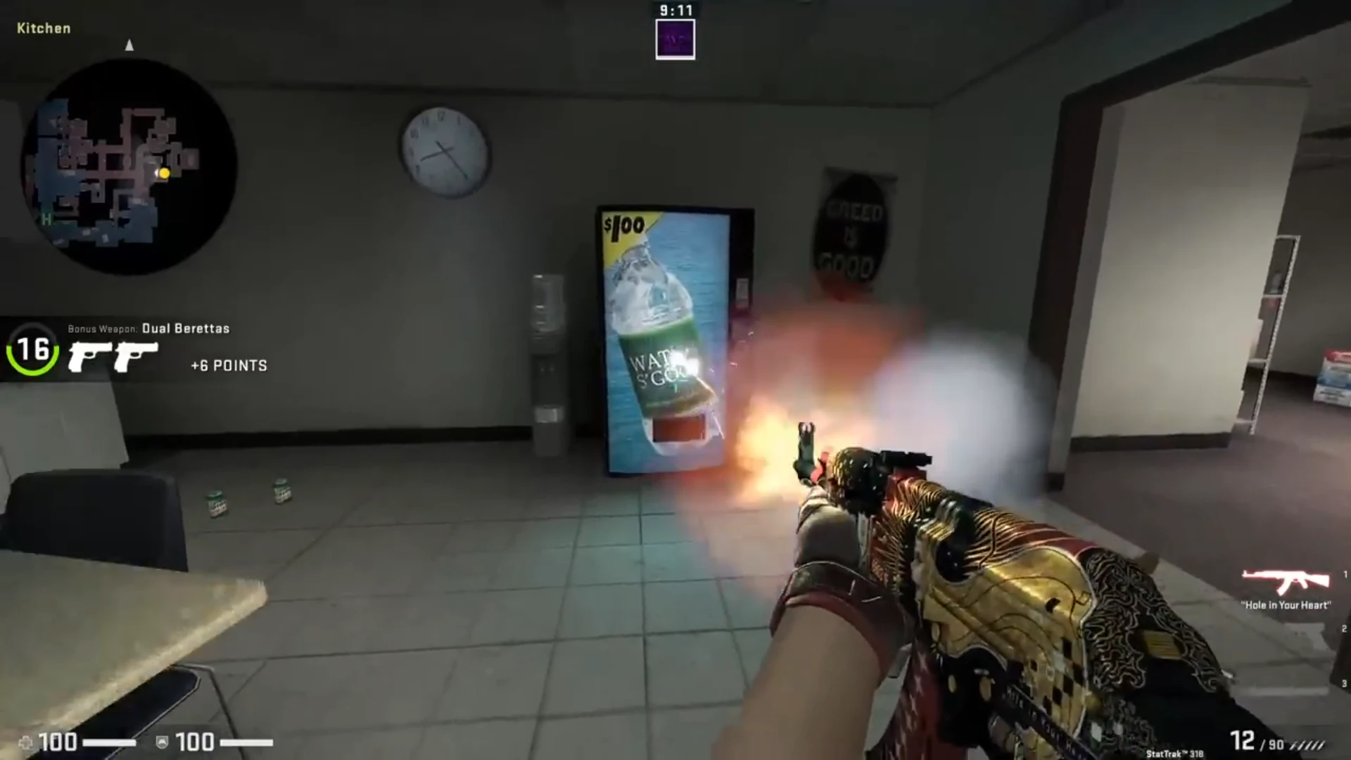 Игроки Counter-Strike 2 создают баррикады с помощью торговых автоматов