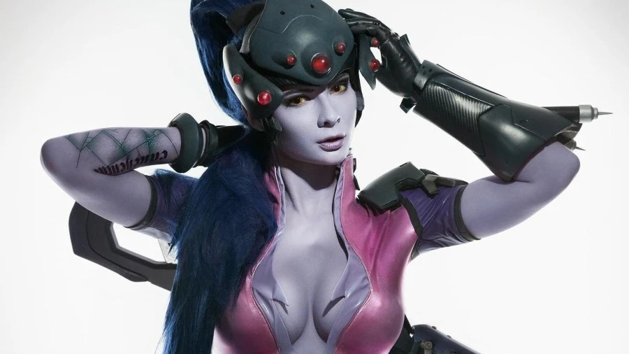 Косплей Роковой Вдовы из Overwatch