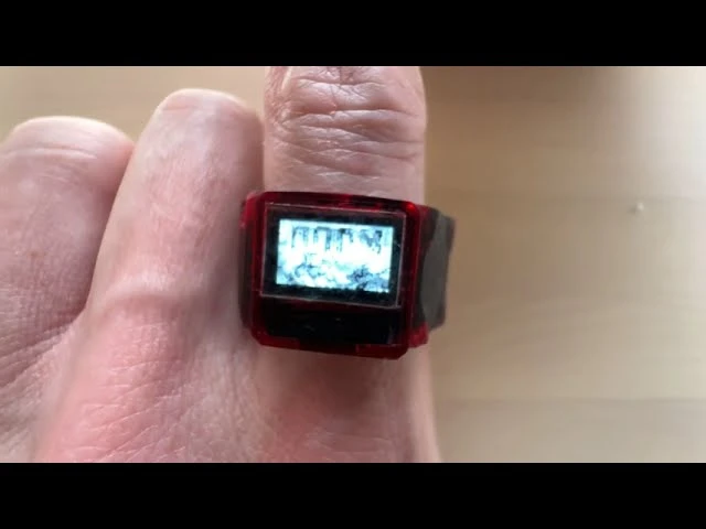 Умелец изготовил кольцо с экраном, на котором можно запустить Doom