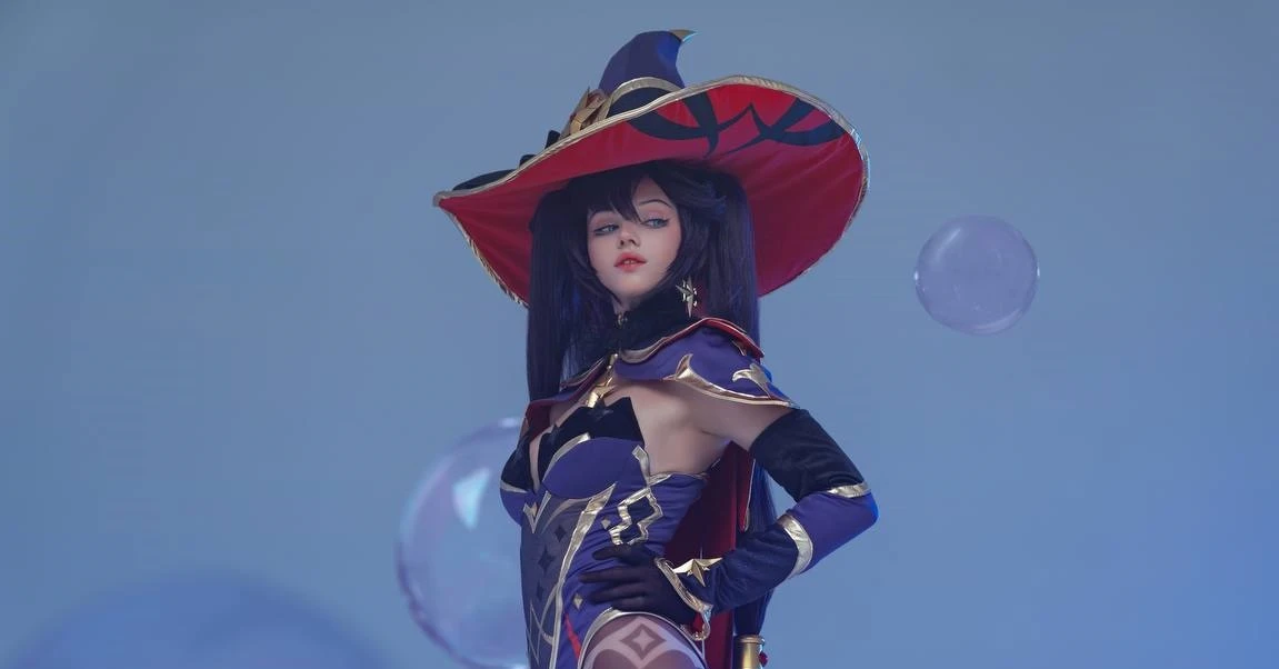 Косплей Моны из игры Genshin Impact