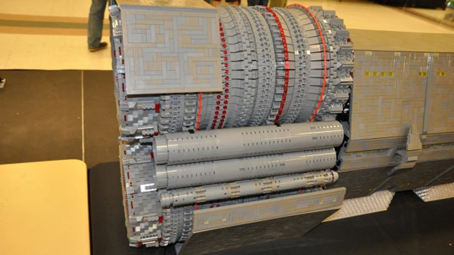 Космический корабль The Pillar of Autumn из Halo был воссоздан с помощью конструктора Lego