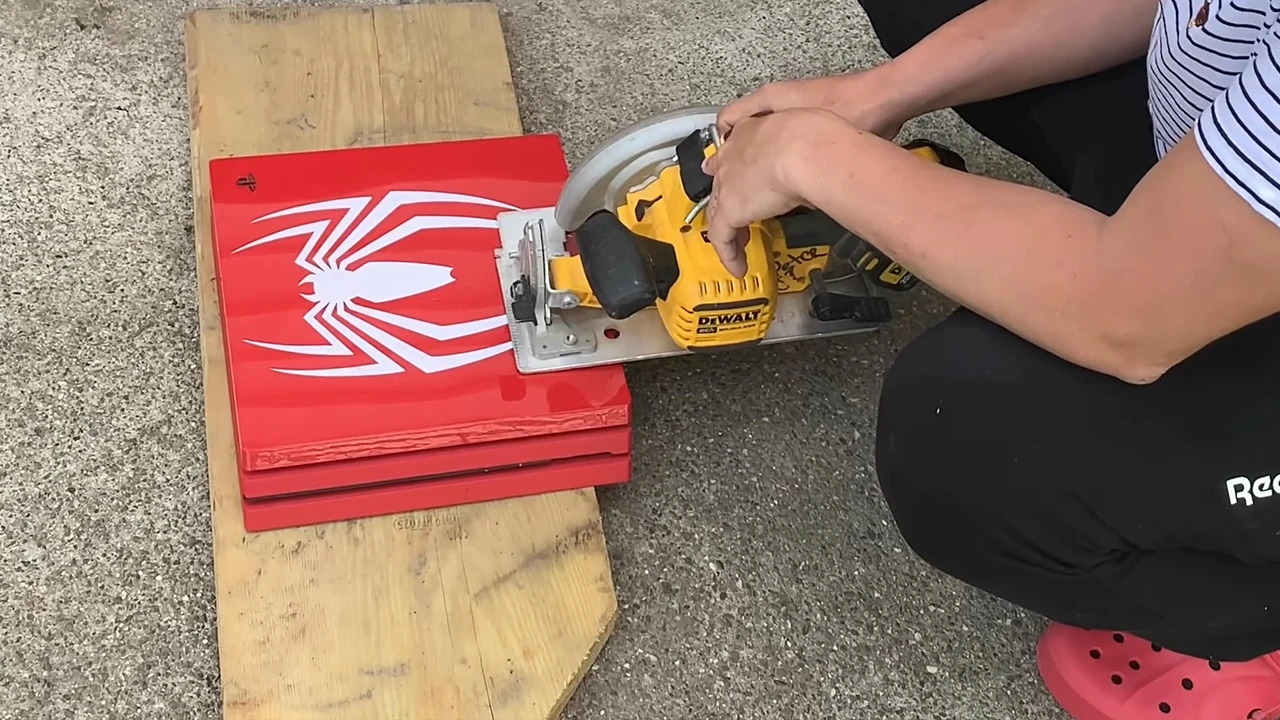 Консольный фанат Marvel's Spider-Man распилил свою PS4 Pro из-за анонса игры на ПК