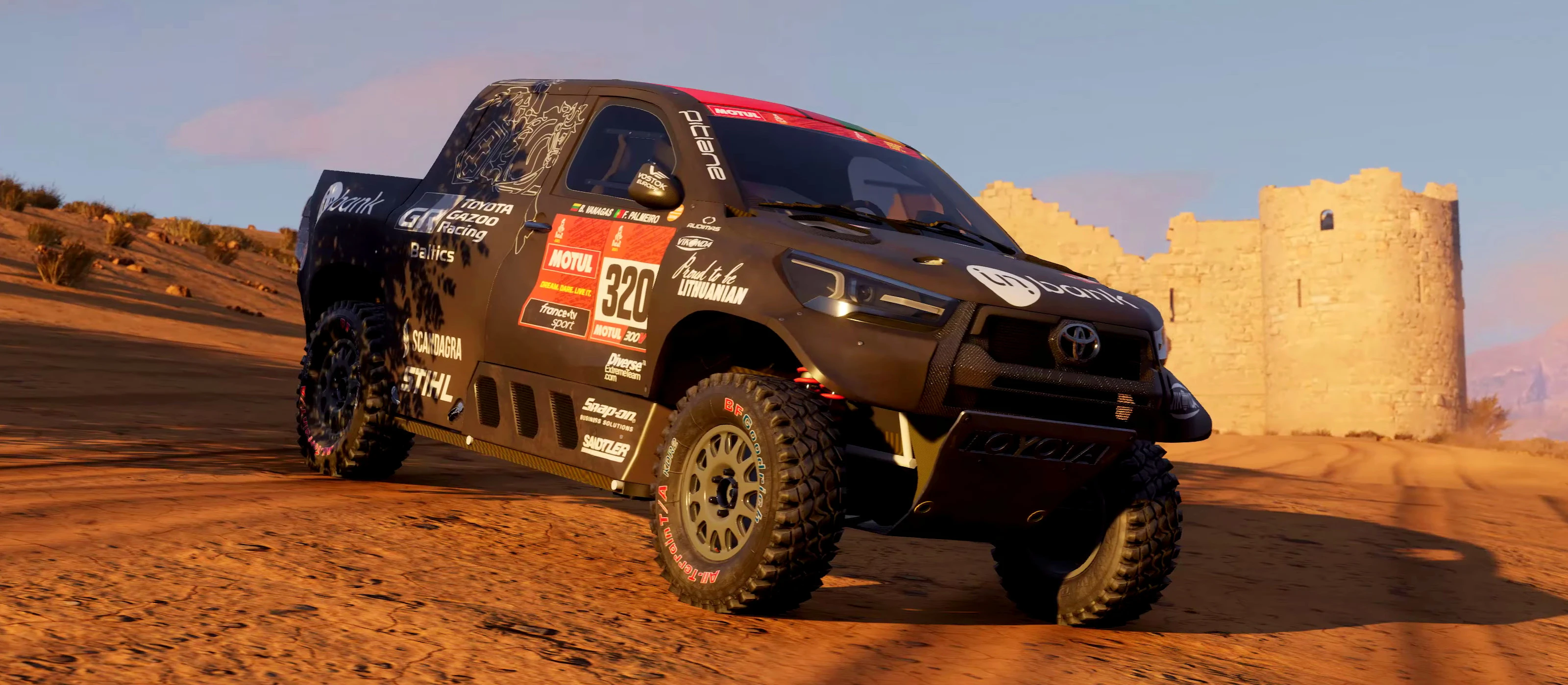 Два новых трейлера Dakar Desert Rally демонстрируют пикап Toyota GR Hilux и грузовик Hino