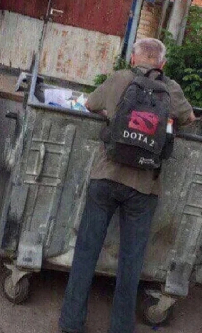 Дотер пытается найти что-то годное в новом батлпассе. Фото в цвете