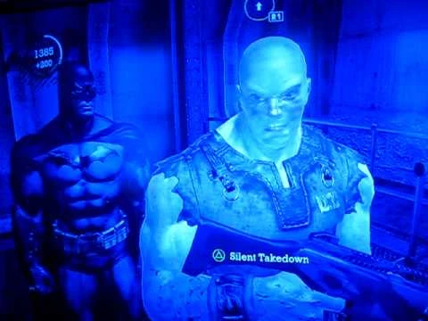 Бандит поступил очень умно, он притворился что не видел Бэтмена