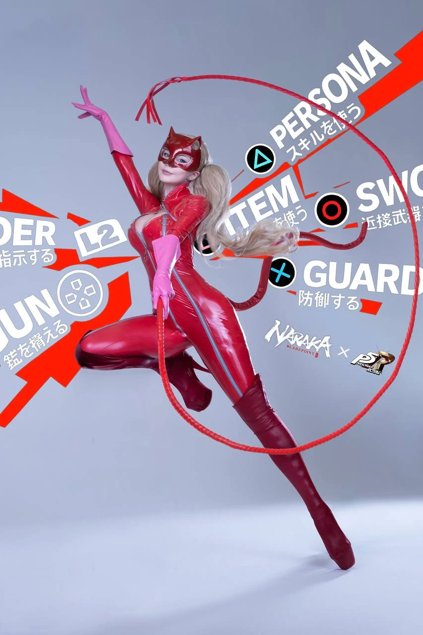 Российская модель показала откровенный косплей Анн Такамаки из Persona 5