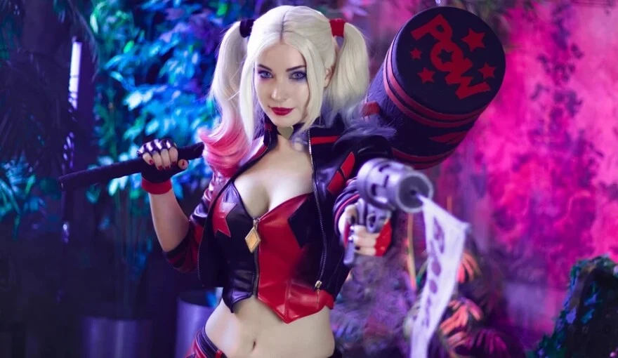 Косплеерша Enjinight предстала в насыщенном образе Харли Квинн