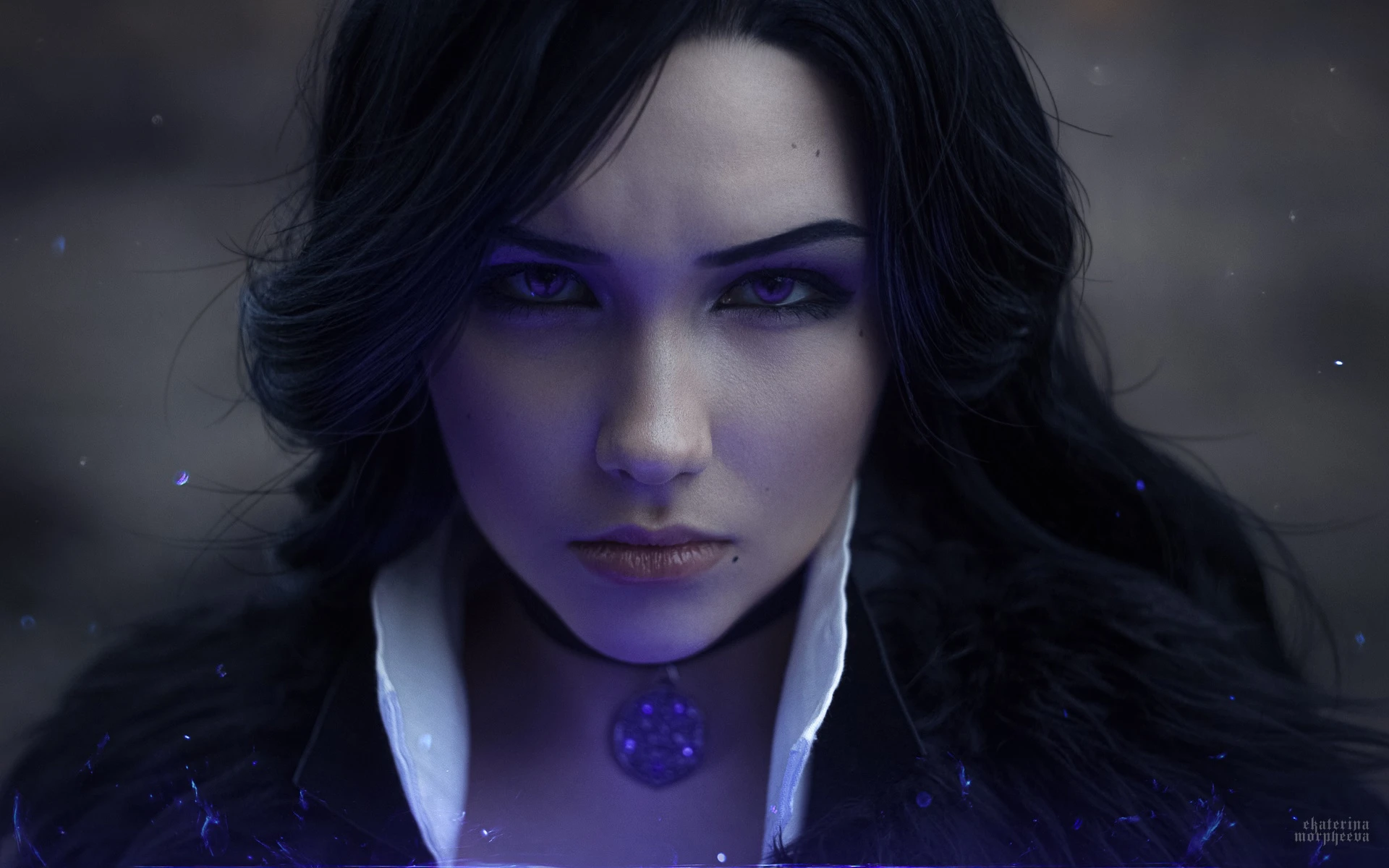 Модель mellie показала аутентичный косплей Йеннифэр из "Ведьмак 3" в мрачных тонах