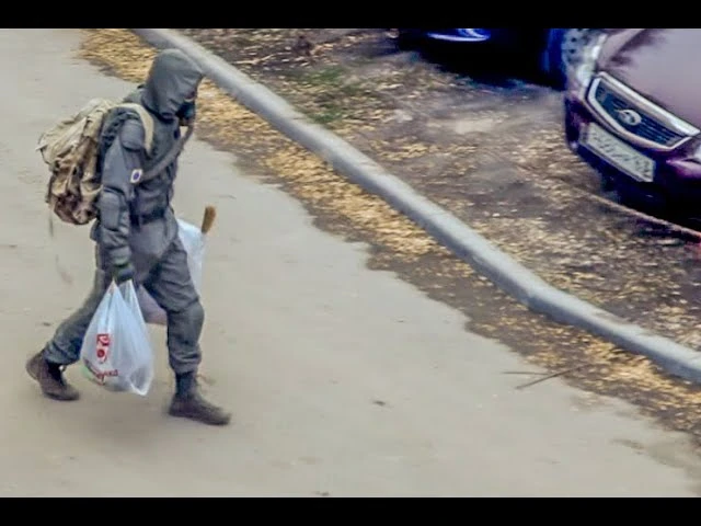 Сталкер идёт в магазин под рупор военных