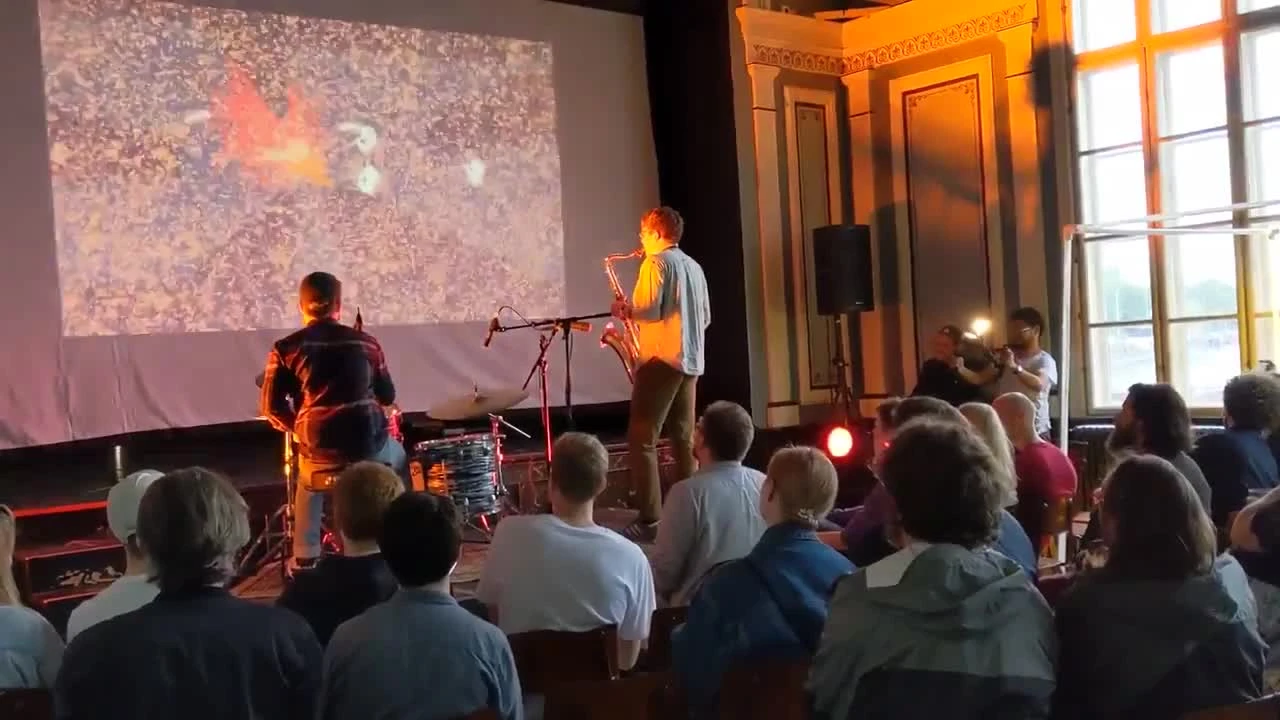 Ape Out в сопровождении живого джазового выступления