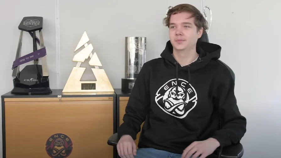 Заблокированный киберспортсмен по CS:GO подал в суд на Valve